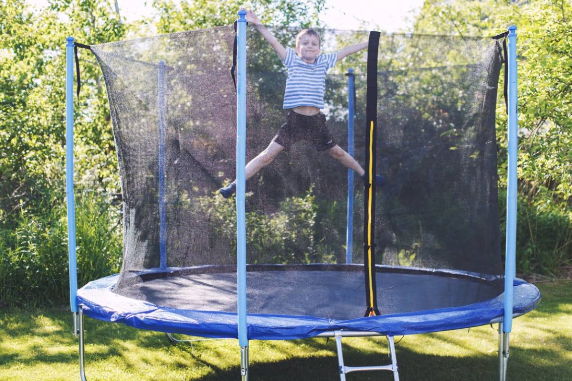 enfant qui saute dans le trampoline