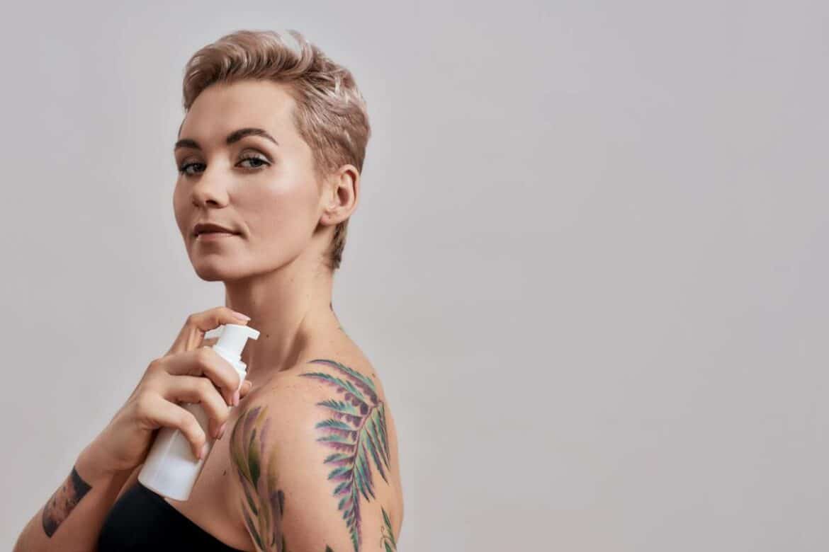 femme qui prend soin de sa peau tatouée