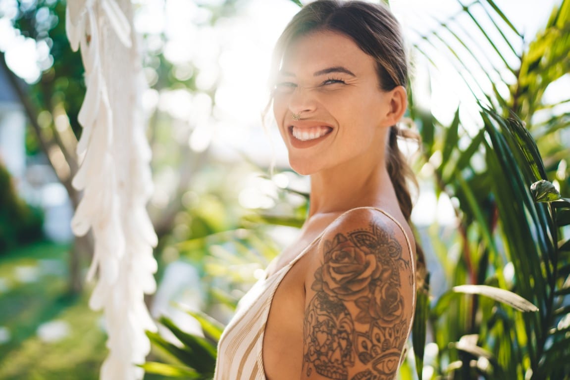 femme tatouée en plein soleil