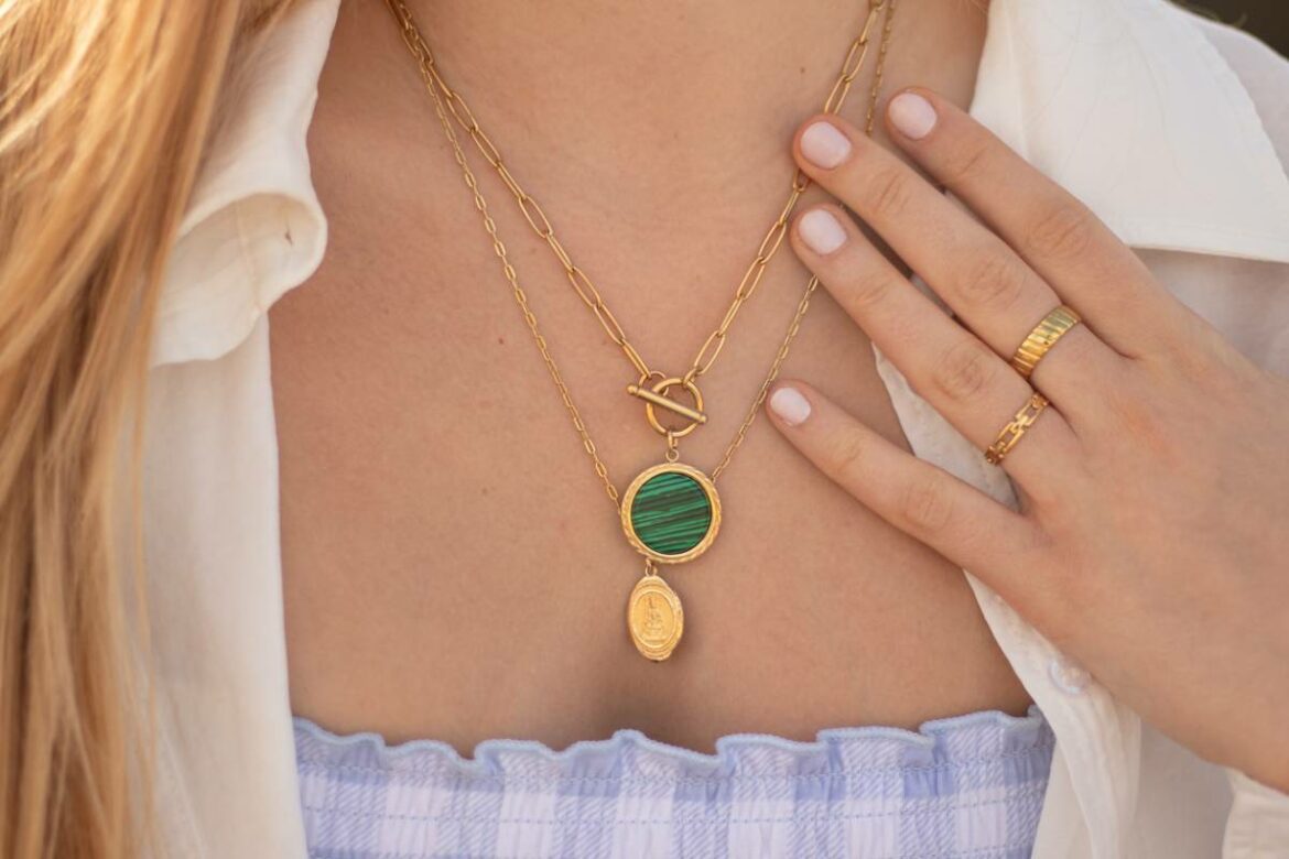 collier vert avec une tenue blanche