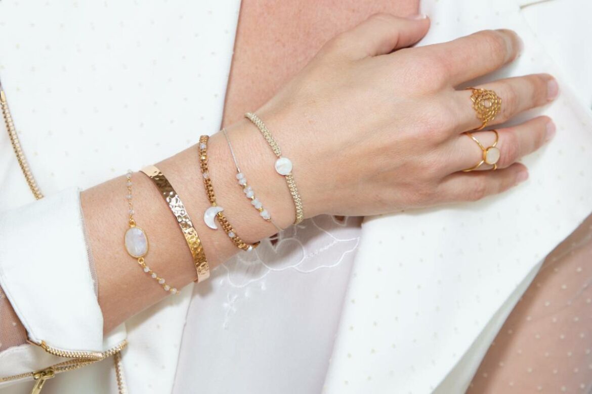 nombreux bijoux fantaisie sur un poignet