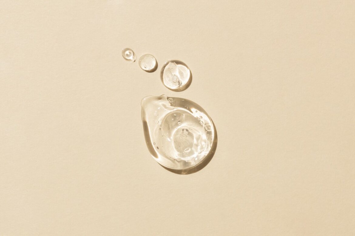 À quel moment appliquer son sérum à l’acide hyaluronique dans sa routine ?