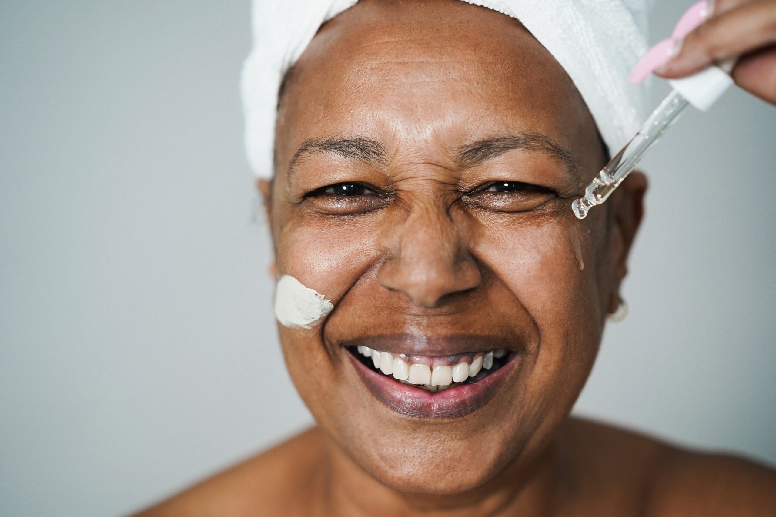 La crème après le sérum : une étape non négociable